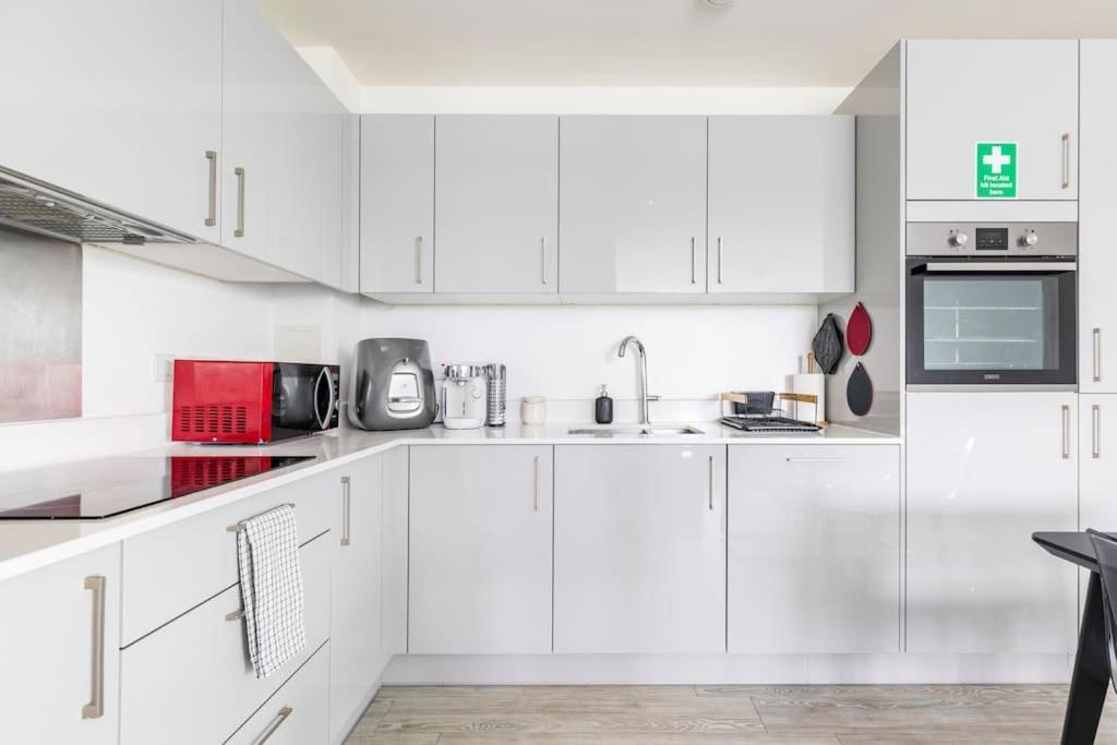 Stylish & Comfortable Top-Floor Flat In Harrow London Exterior foto
