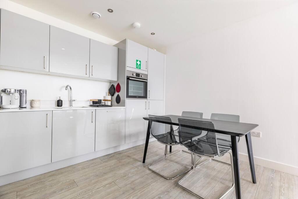 Stylish & Comfortable Top-Floor Flat In Harrow London Exterior foto