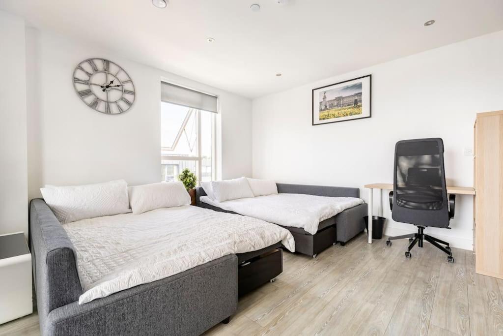 Stylish & Comfortable Top-Floor Flat In Harrow London Exterior foto