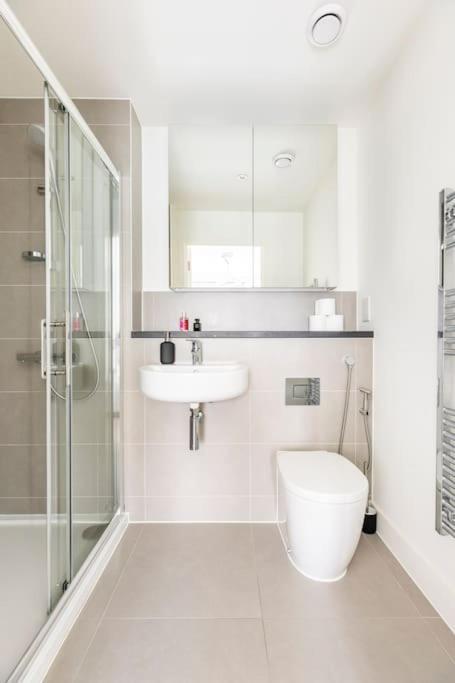 Stylish & Comfortable Top-Floor Flat In Harrow London Exterior foto