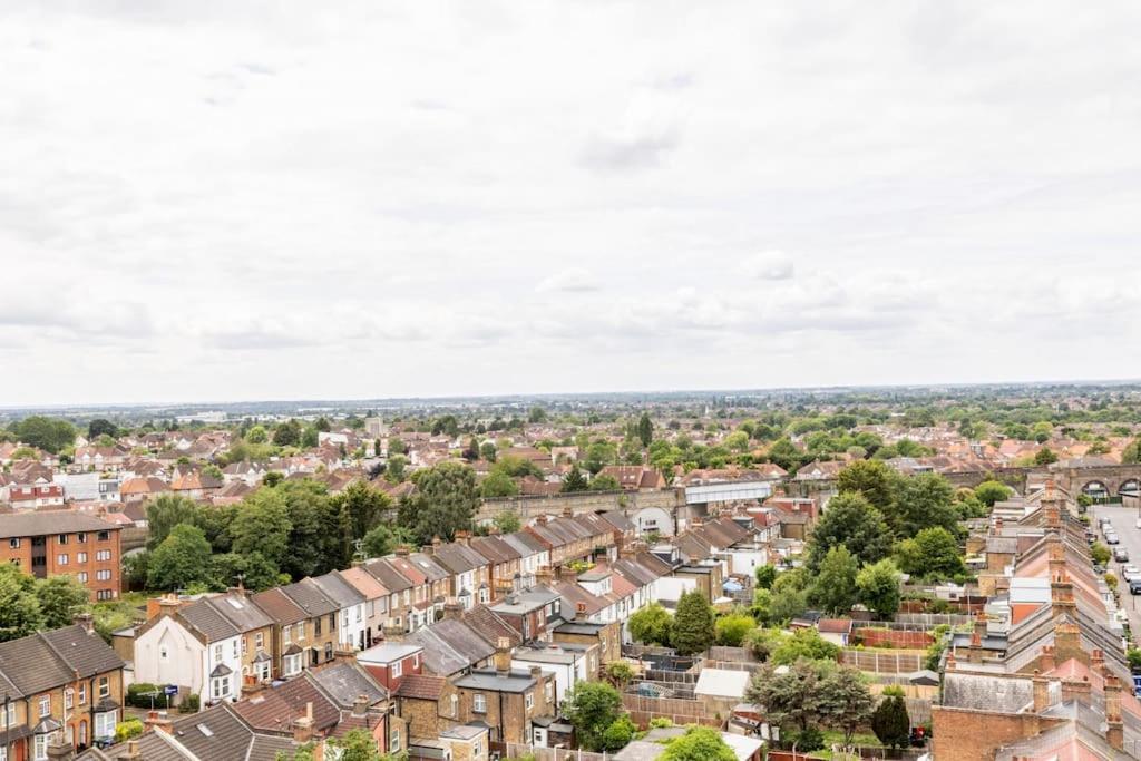 Stylish & Comfortable Top-Floor Flat In Harrow London Exterior foto
