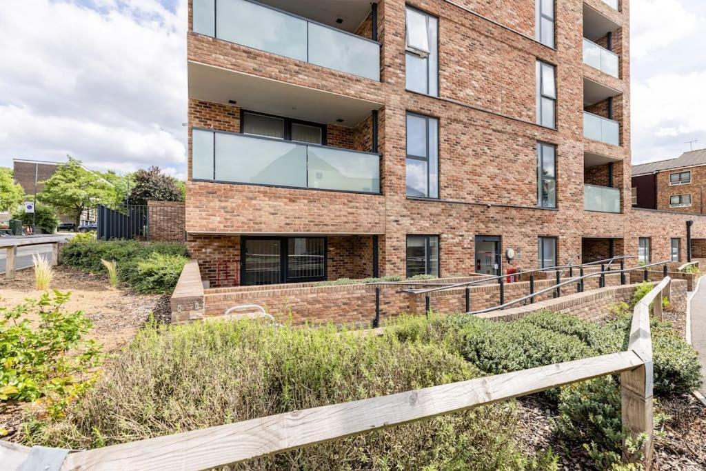 Stylish & Comfortable Top-Floor Flat In Harrow London Exterior foto